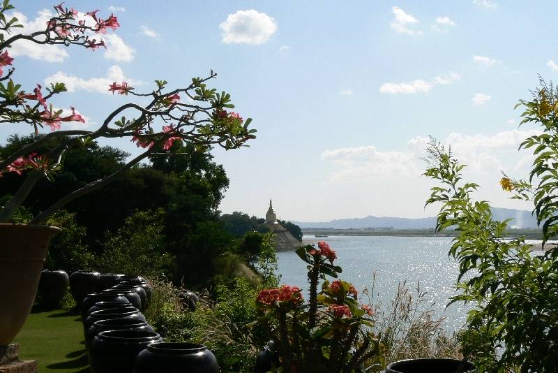 19 Ristorante sul fiume Bagan